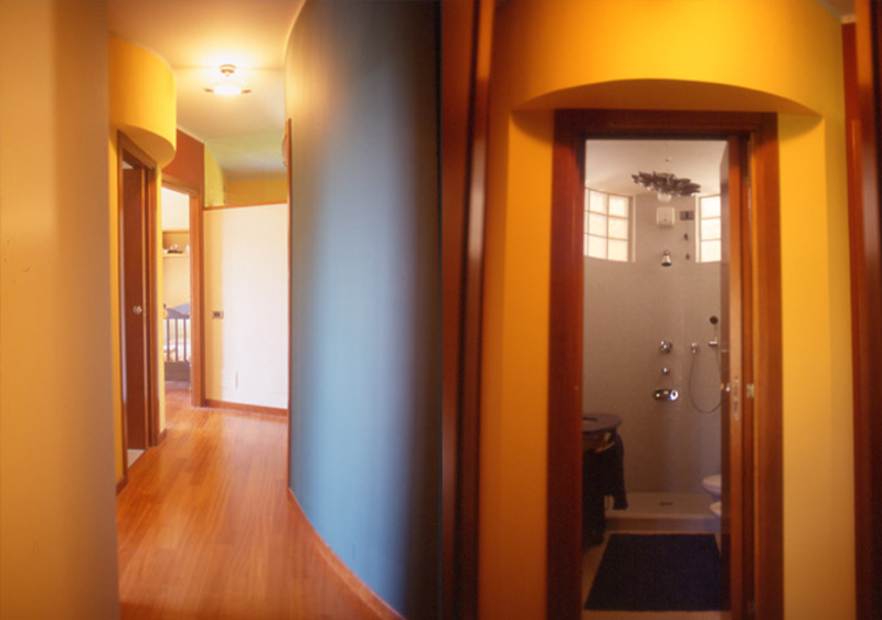 Zona notte: corridoio e doccia / Sleeping area: corridor and shower