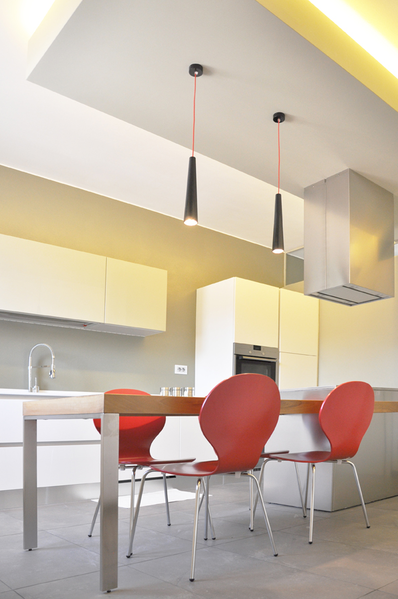 acciaio, legno, laccato e molteplici effetti di luce - cucina