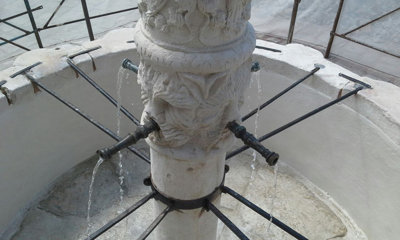 Dettaglio fontana in fase di cantiere dopo la pulitura