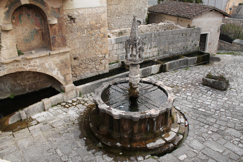Vista fontana prima degli interventi